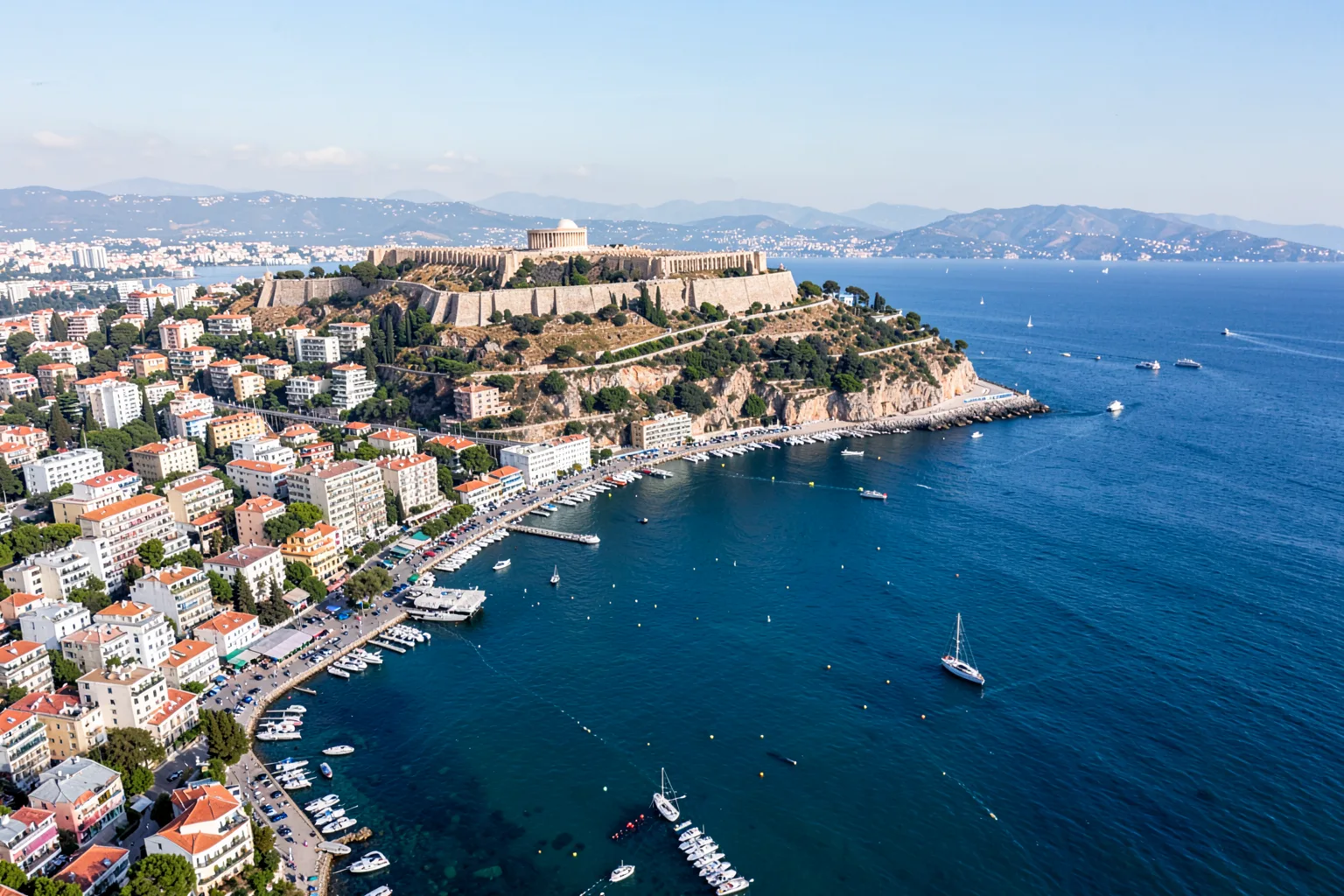 Illustration: Greece Golden Visa 2025: Initial Approvals Double, But New Applications Drop 25%
